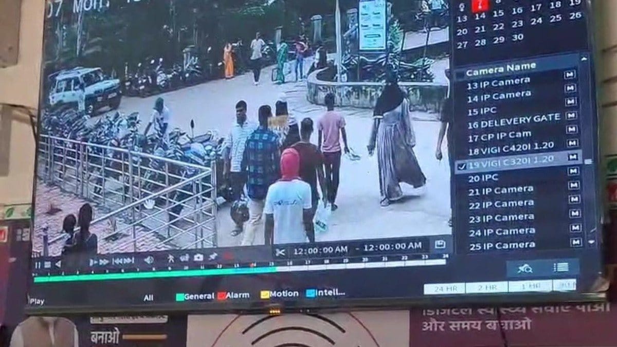 गढ़वा: बेटी का इलाज कराने पहुंचे पुलिस जवान के साथ हो गया खेल, बाइक लेकर रफूचक्कर हुए चोर,घटना CCTV में क़ैद