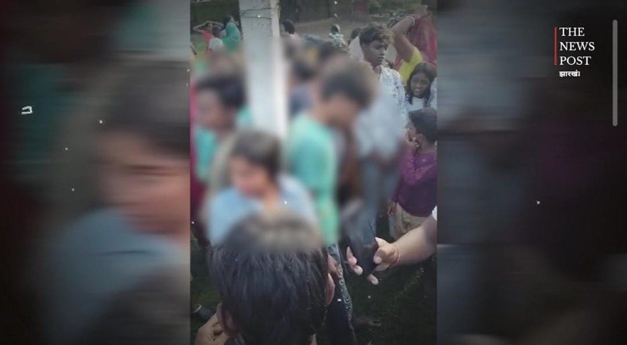 रात के अंधेरे में आपत्तिजनक स्थिति में पकड़ाए नाबालिगों को खंभे से बांधा, फिर जो हुआ... देखें वीडियो