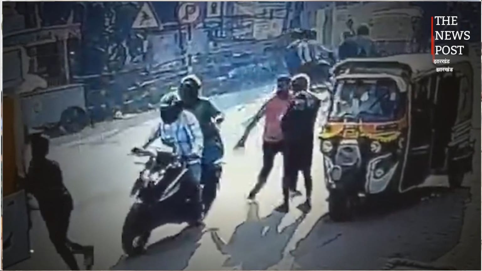 बीच सड़क पर बाइक सवार बदमाशों ने झपटी 7 लाख की चेन, घटना CCTV में कैद, जानिए कहां का है मामला