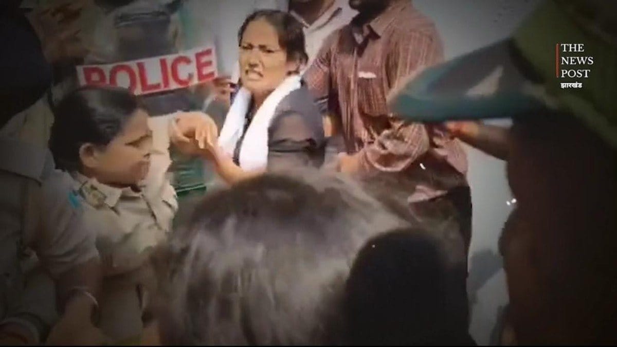 महिला कांस्टेबल ने पूर्व अधिकारी की पत्नी को जड़ दिया थप्पड़! बीएसएल ईडी आवास घेराव के दौरान हंगामे का वीडियो वायरल