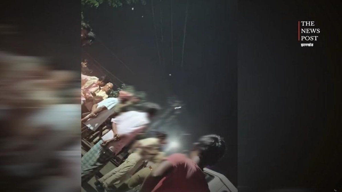 खाकी शर्मसार !  न्याय की गुहार लगाने ससुराल पहुंची महिला को पुलिस ने बाल पकड़कर घसीटा, मारपीट का वीडियो वायरल