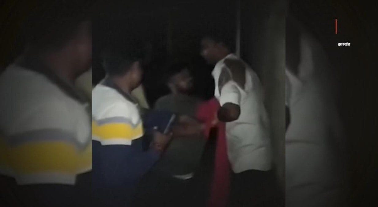 वारंटी को पकड़ने गए दरोगा और जवान को लोगों ने दौड़ा-दौड़ा पर पीटा, वीडियो वायरल