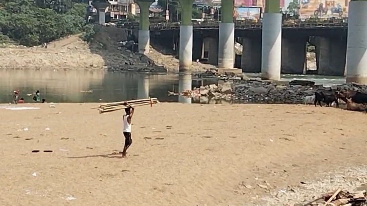 दुर्गा विसर्जन के बाद दिखी गरीबी और बेबसी,हाथ जोड़ कर मूर्ति के बांस ले गए लोग,कहा-बनाएंगे आशियाना