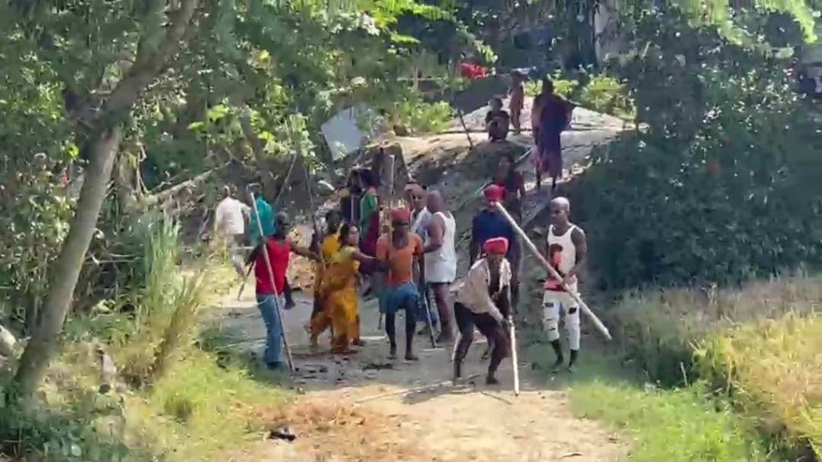 पुरानी रंजिश में रणक्षेत्र बना गांव, जमकर चले लाठी-डंडे और ईंट-पत्थर, मारपीट का वीडियो वायरल