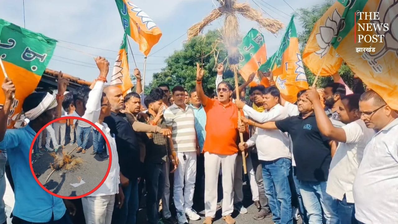 देवघर में भाजपा का विरोध प्रदर्शन उग्र, खड़गे के विवादित बयान पर प्रदर्शनकारियों ने फूंका पुतला