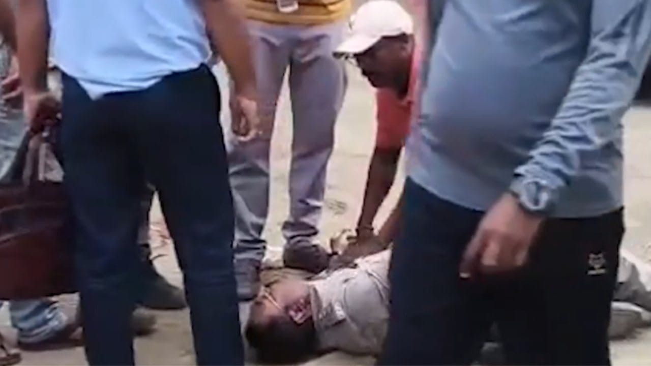 अपने कार्यालय में ही गिरफ्तार हो गए डीएसपी, बढ़ा ब्लड प्रेशर, अभिरक्षा में सदर अस्पताल में भर्ती