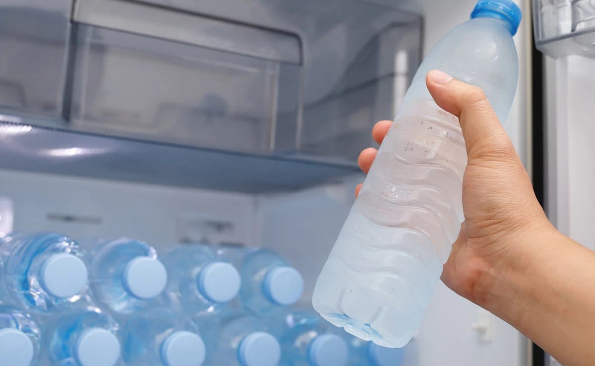 Summer Health Tips: गर्मी में बर्फ जैसा ठंडा पानी पीना पड़ सकता है खतरनाक! जानें डॉक्टरों की सलाह