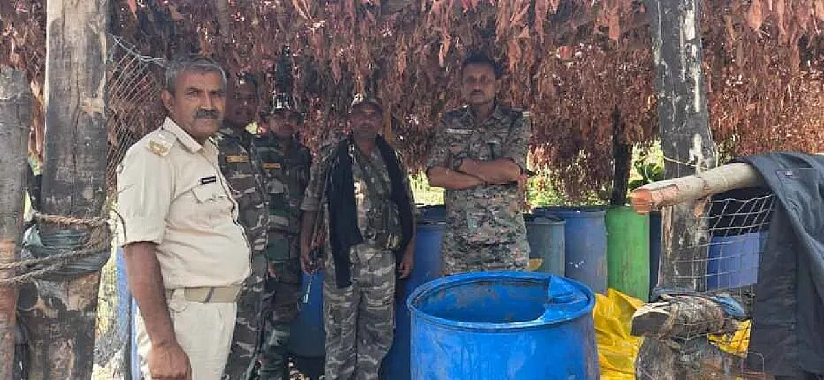 हजारीबाग वन विभाग की बड़ी कार्रवाई, भगहर जंगल में 20 अवैध शराब भट्ठियां ध्वस