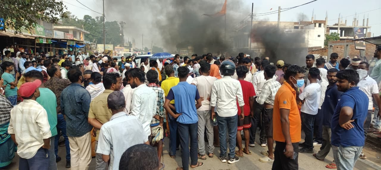 रांची में युवक की हत्या पर फूटा स्थानीय लोगों का गुस्सा,घंटों रांची-डाल्टनगंज मुख्य सड़क जाम