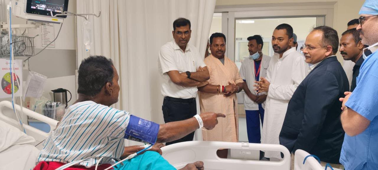 मुजफ्फरपुर अग्निकांड:दिल्ली दौरा कैंसील कर अस्पताल पहुंचे स्वास्थ्य मंत्री,घायलों से की मुलाकात