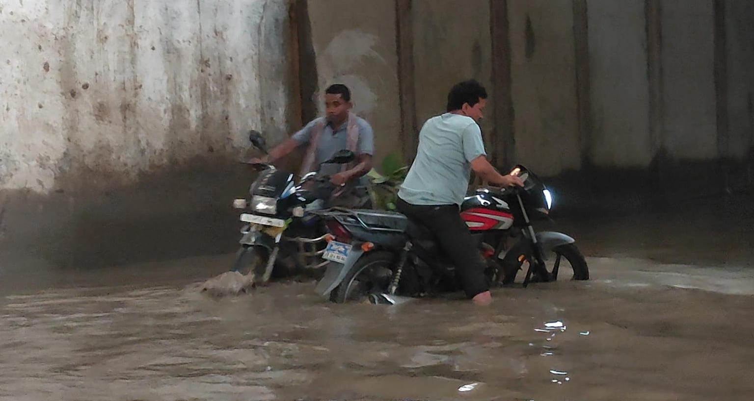 जलजमाव से बेहाल साहिबगंज का कल्यानचक अंडरपास, राहगीरों की बढ़ी  मुश्किलें