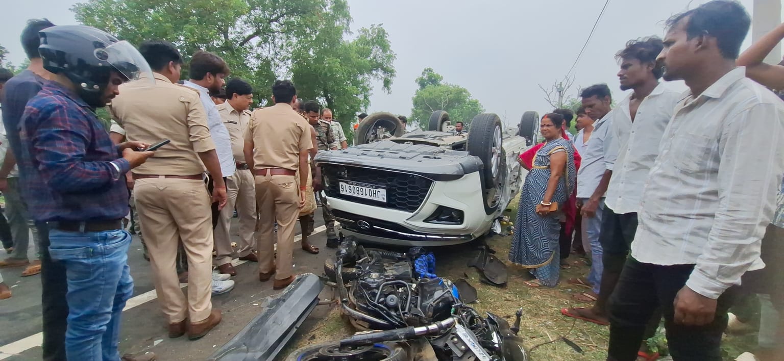 BREAKING: गिरिडीह में दर्दनाक सड़क हादसा, दो कार और बाइक की टक्कर में मासूम की मौत, पति-पत्नी घायल