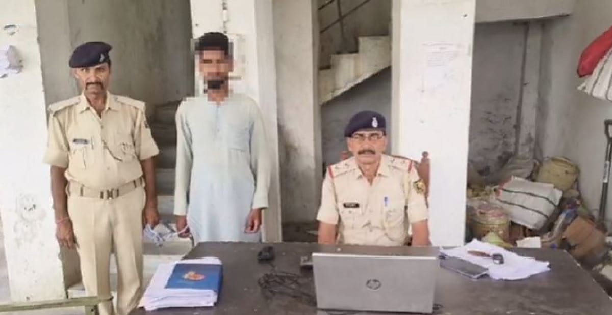 मदरसे की छात्रा को प्रेम जाल में फंसा कर मौलवी ने किया गंदा काम,पुलिस ने गिरफ्तार कर भेजा जेल,चार बच्ची बरामद