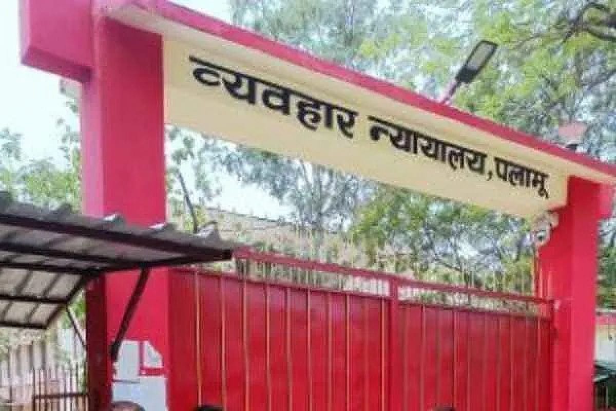 पलामू: रामपुर गोलीकांड के मुख्य आरोपी मंटू सिंह ने कोर्ट में किया सरेंडर, धारा 144 लागू