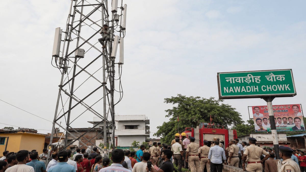 बोकारो: जमीन विवाद से परेशान युवक ने टावर पर चढ़कर लगाई इंसाफ की गुहार, 6 घंटे बाद उतरा नीचे