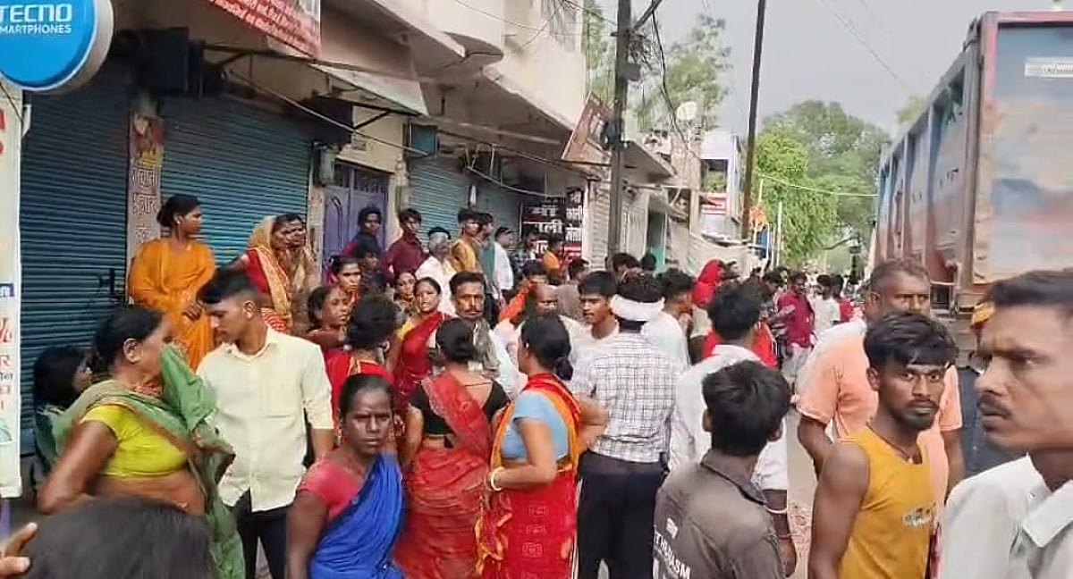 जमुई में छात्रा की मौत के बाद आक्रोशित भीड़ ने थाने पर किया पथराव, पुलिस ने भी की फायरिंग