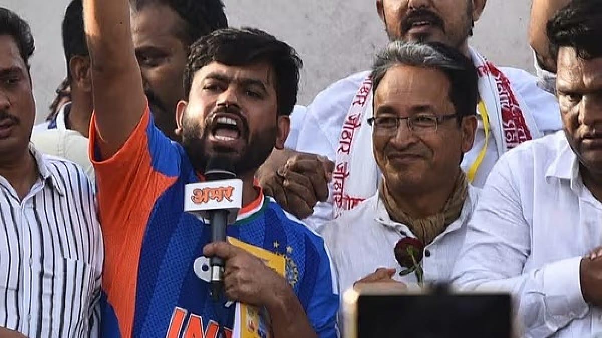 कॉकरोच पार्टी के एग्जाम मैनिफेस्टो से मचा हड़कंप! पेपर लीक पर ₹10 हजार मुआवजे की मांग