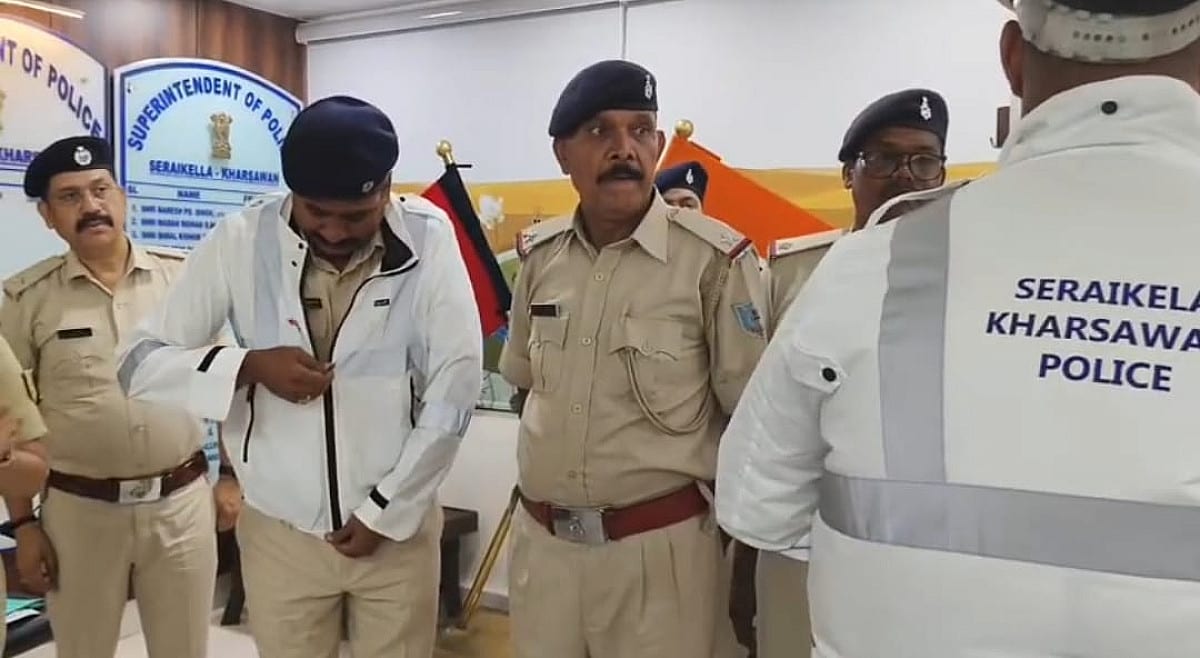 सरायकेला के ट्रैफिक पुलिस कर्मियों को गर्मी से बड़ी राहत! दिया गया कूलिंग जैकेट