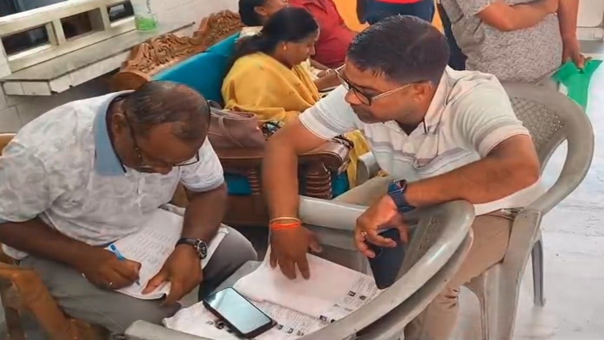 SIR अभियान को मिली रफ्तार, बूथों पर उमड़ रही मतदाताओं की भीड़