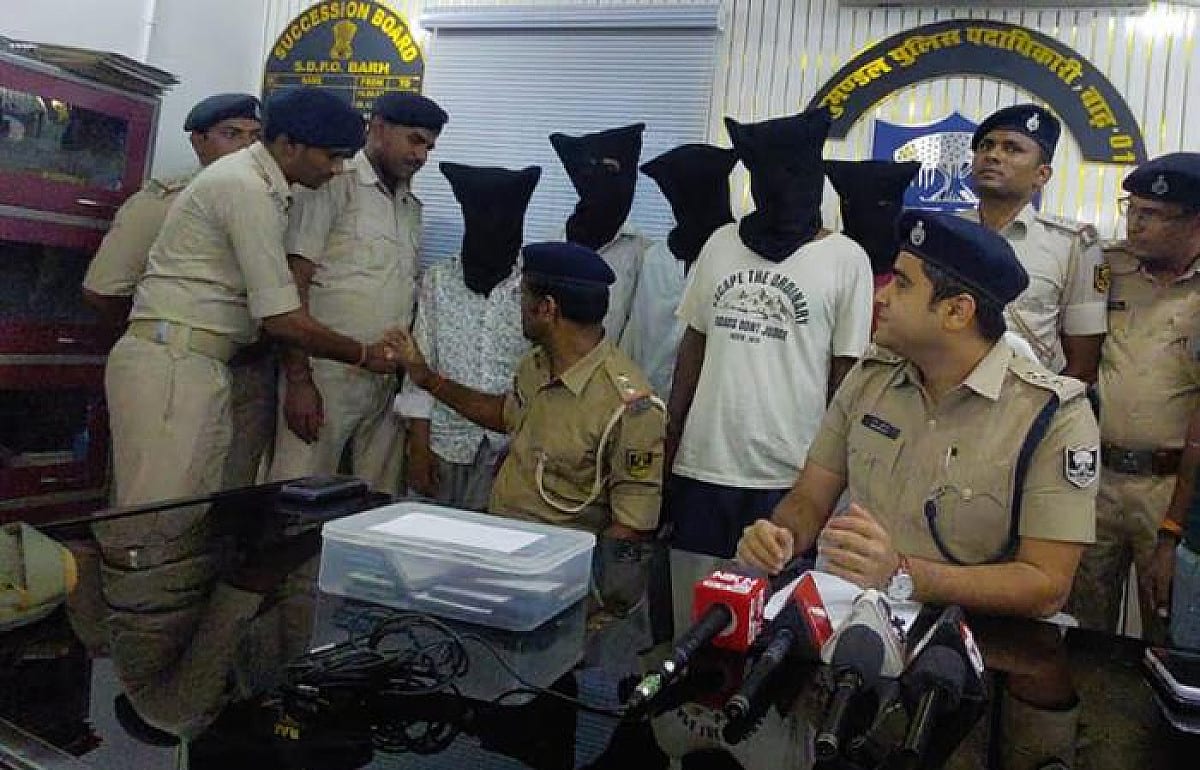 बाढ़ पुलिस ने किया अंतरजिला लूट गिरोह का भंडाफोड़, पांच अपराधी गिरफ्तार