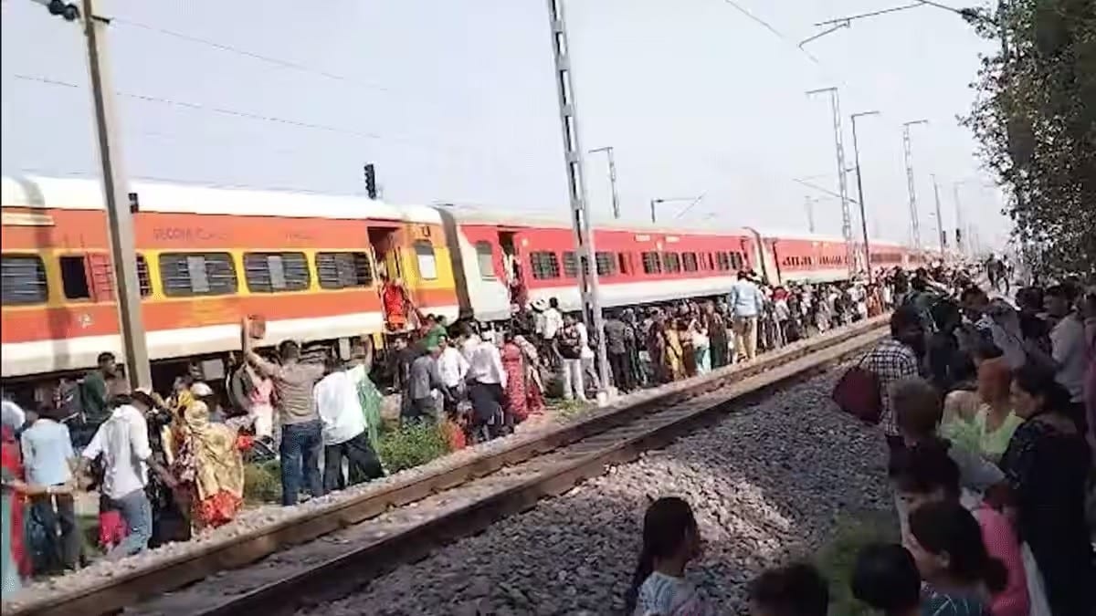 मध्य प्रदेश में बड़ा रेल हादसा: खजुराहो-उदयपुर एक्सप्रेस में आग की अफवाह के बाद ट्रेन से कूदे यात्री, मासूम समेत 4 की मौत