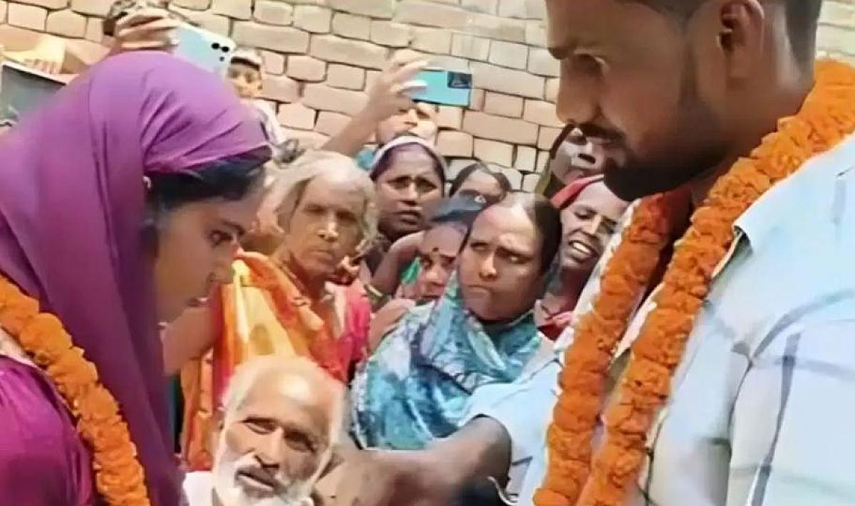 आधी रात गर्लफ्रेंड से मिलने पहुंचा आशिक, लेकिन गांव वालों की पड़ गई नजर, फिर जो हुआ