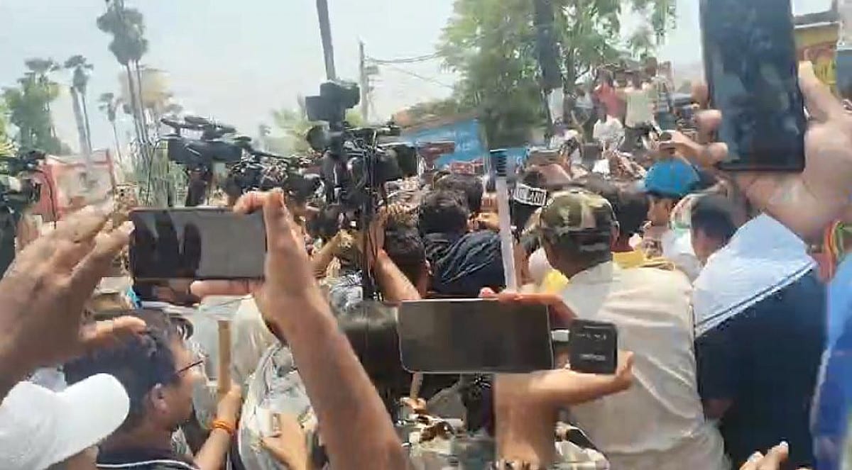मुझे न्यायलय पर पूरा भरोसा ...जेल से बाहर निकले रोशन सर, भाई के अंतिम संस्कार के लिए हुए रवाना