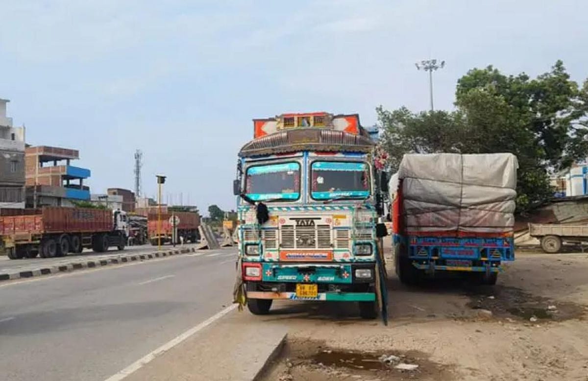 वैशाली में हाईवे किनारे खड़े वाहनों पर प्रशासन सख्त, जारी किया स्पष्टीकरण