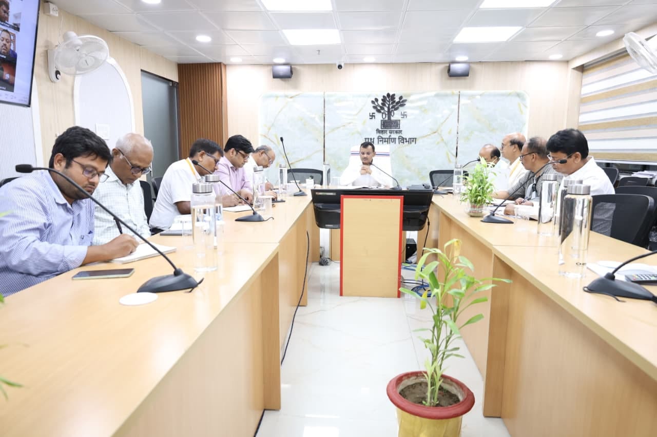 सड़क निर्माण में गड़बड़ी की शिकायत पर अधिकारी पर गिरेगी गाज,सचिव ने की समीक्षा बैठक