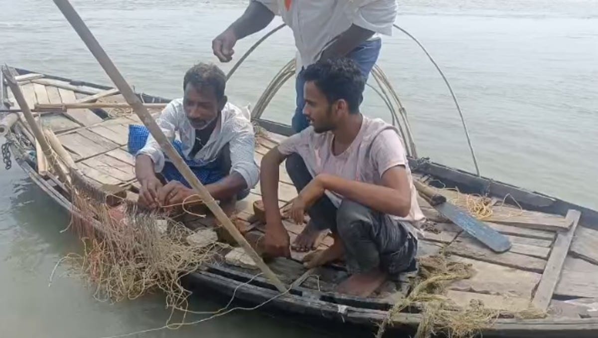 गंगा में डूबा माता-पिता का इकलौता सहारा, NDRF के नहीं होने पर उठे सवाल
