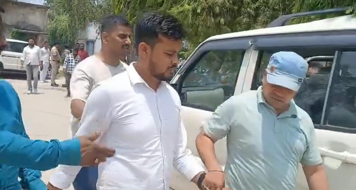 जमाबंदी अनलॉक करने के नाम पर घूस मांग रहा था RTPS काउंटर का क्लर्क, निगरानी टीम ने दबोचा