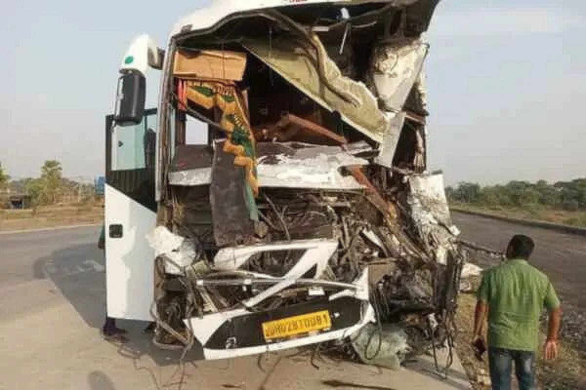 वाराणसी से रांची जा रही बस में भीषण हादसा, डंपर से टक्कर में फार्मा कर्मी की हुई मौत, 22 यात्री घायल