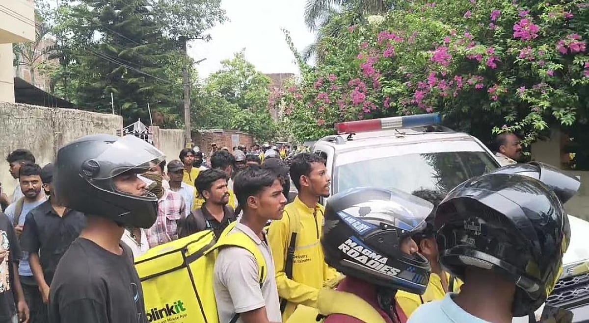रांची के मोरहाबादी में हाईवोल्टेज ड्रामा, डिलीवरी बॉय की पिटाई पर फूटा गुस्सा, सैकड़ों Blinkit कर्मियों ने अपार्टमेंट घेरकर किया प्रदर्शन