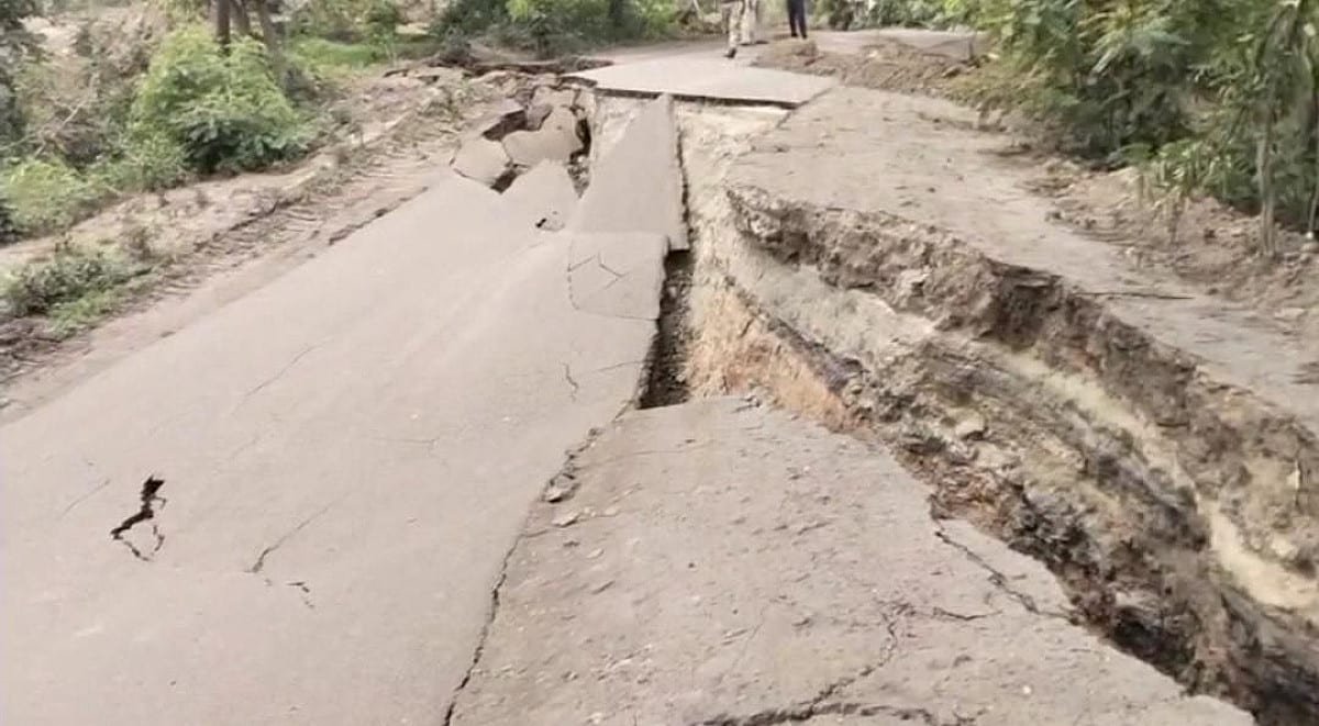 धनबाद : चापापुर OCP की ब्लास्टिंग से धंसी सड़क, भड़के ग्रामीणों ने रुकवाया खनन कार्य, कंपनी और प्रशासन को दी चेतावनी