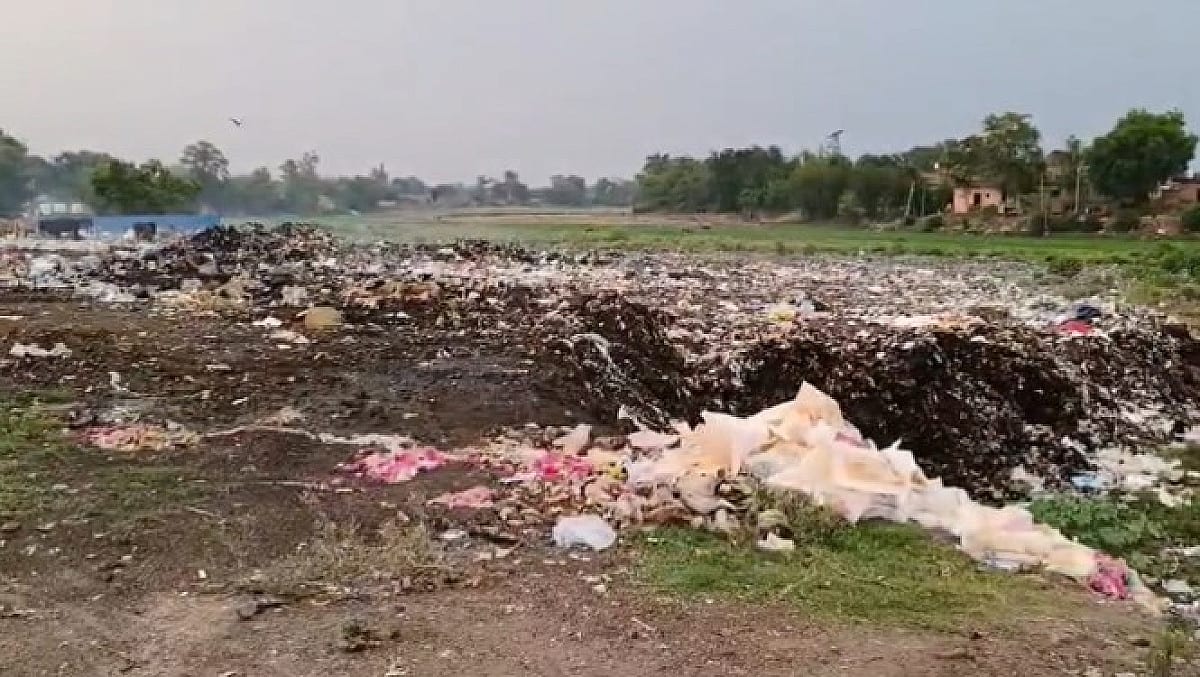करोड़ों खर्च फिर भी नदी में कचरे का अंबार! गढ़वा की दानरो नदी की हालत पर उठे सवाल