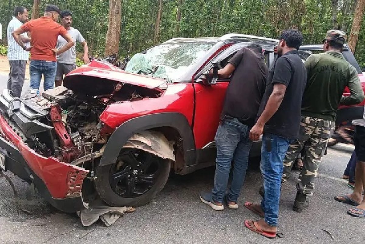 शादी की खुशियां मातम में बदलीं, बारात से लौट रही कार पेड़ से टकराई, दूल्हे के पिता समेत दो की मौत