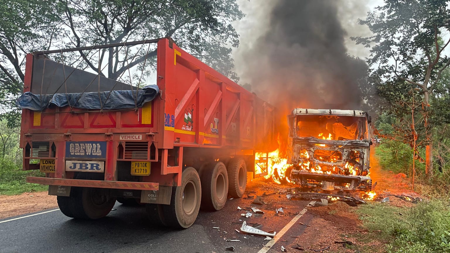 जमशेदपुर: भीषण टक्कर के बाद दो ट्रेलरों में लगी भीषण आग, बाल-बाल बचा चालक
