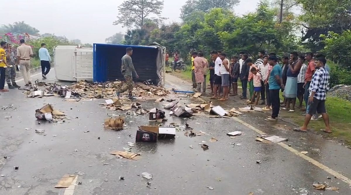 सरायकेला में शराब लदा वाहन पलटा, बोतल लूटने की लगी होड़