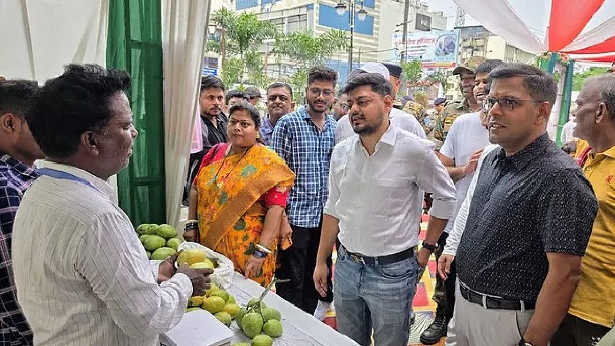 धनबाद में आम महोत्सव: 3 लाख रुपये किलो का आम देखने को लगी भीड़,दुकानदार ने कहा छूना मना है