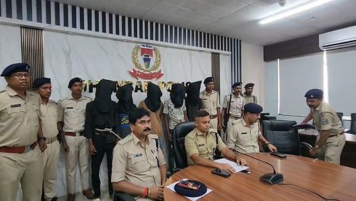 धनबाद में बाइक चोर गिरोह का भंडाफोड़, 13 चोरी की मोटरसाइकिल के साथ 5 आरोपी गिरफ्तार