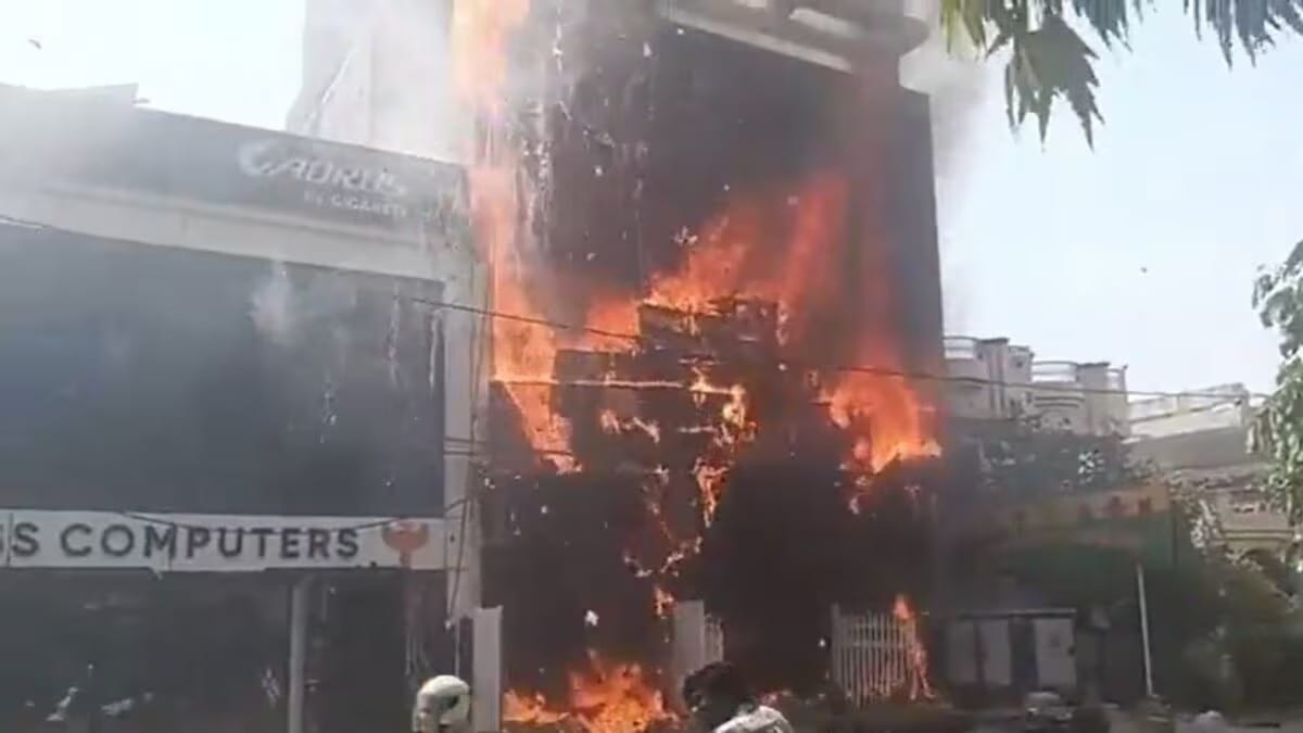 BREAKING: लखनऊ कोचिंग सेंटर में लगी भीषण आग, 15 छात्रों की जलकर मौत, कई झुलसे