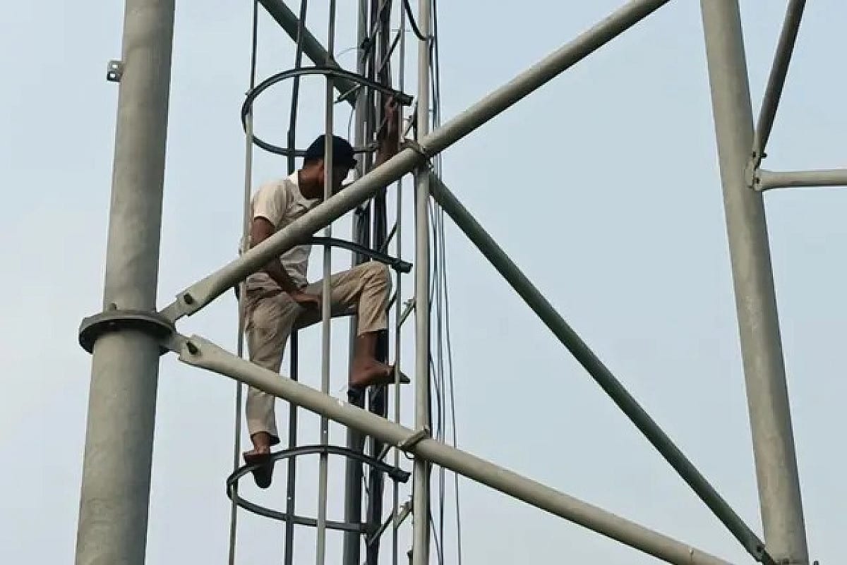 प्यार में हुआ तकरार तो टावर पर चढ़ गया आशिक! उतारने में पुलिस के छूटे पसीने