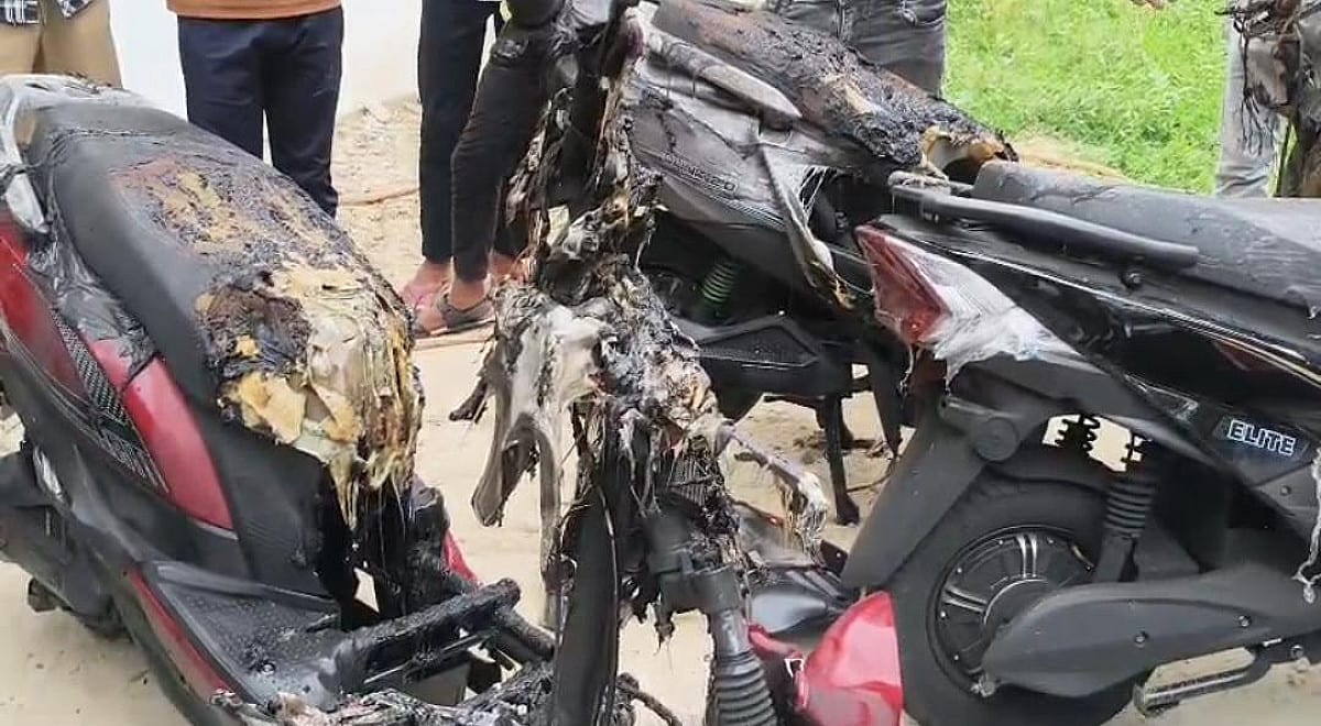 पश्चिमी चंपारण में इलेक्ट्रिक स्कूटर शोरूम में लगी आग, आधा दर्जन वाहन जलकर खाक