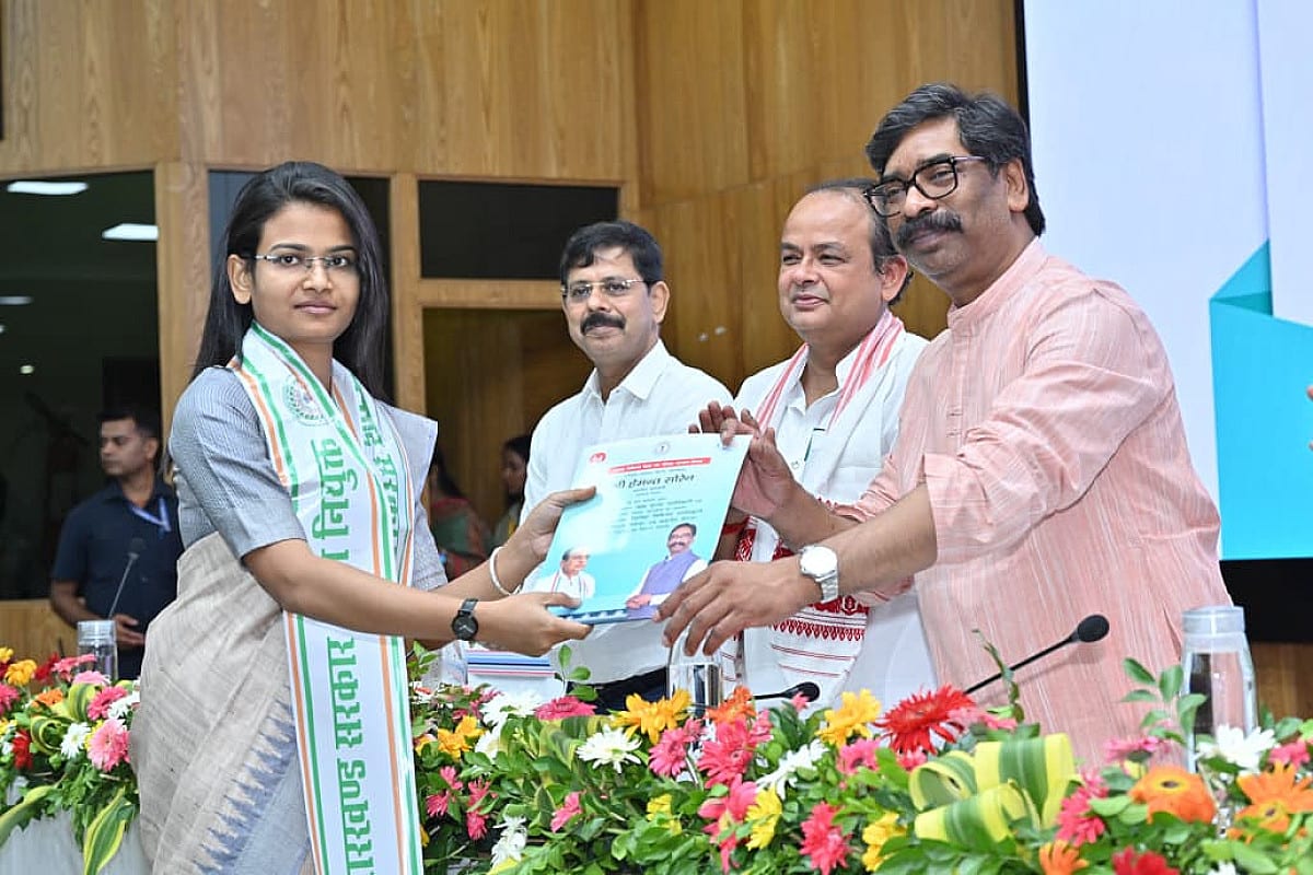 नव-नियुक्त 262 अभ्यर्थियों को सीएम ने दिया नियुक्ति पत्र,कहा अभी निकलेगी और बहाली