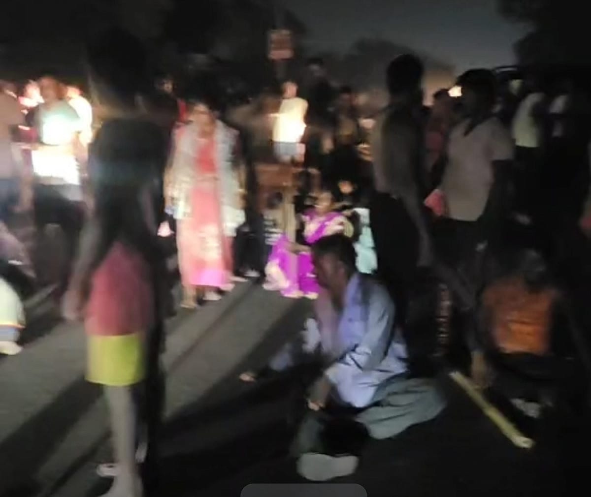 धनबाद के तेतुलमारी में आधी रात के बाद फटी जमीन तो सड़क पर उतर गए लोग,फिर पुलिस पहुंची तो क्या हुआ