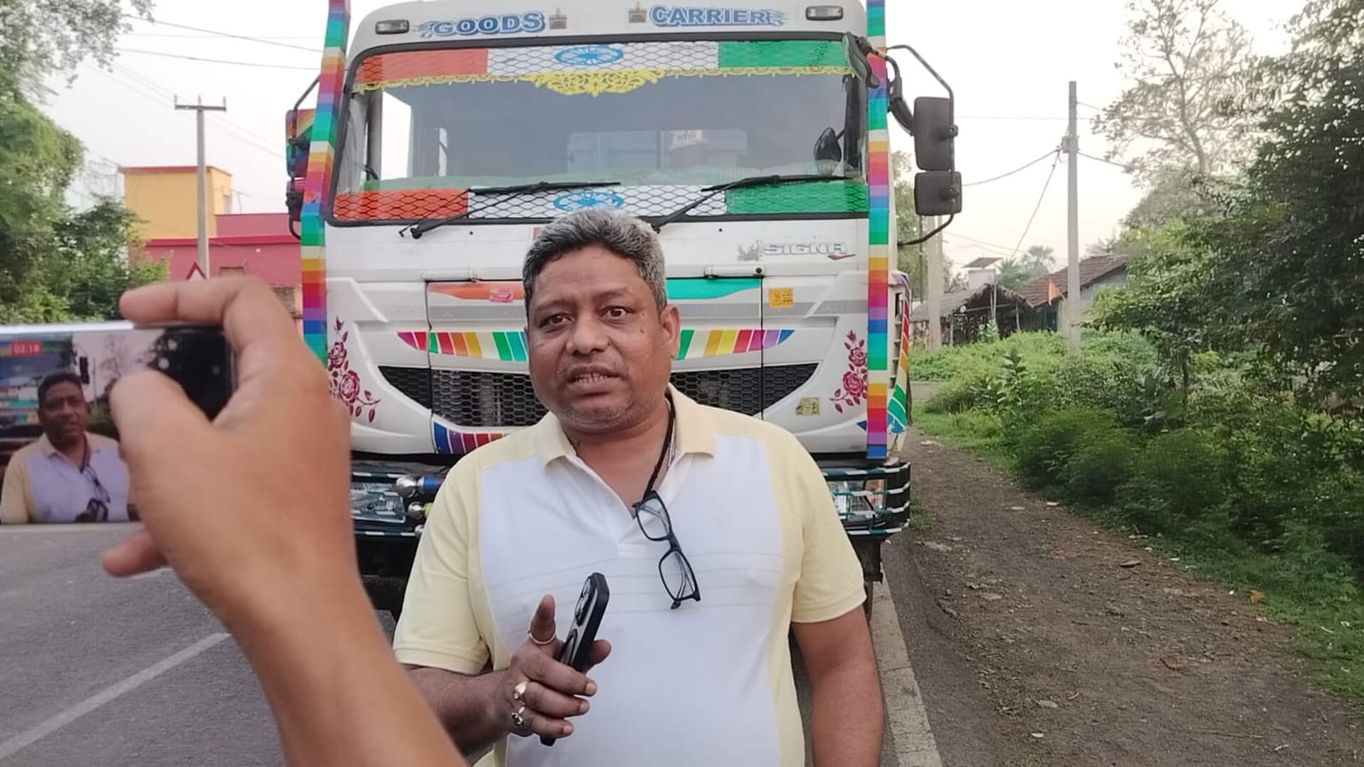 पाकुड़ में बालू माफियाओं पर पूर्व विधायक का एक्शन, अवैध परिवहन करते हाईवा को पकड़ा