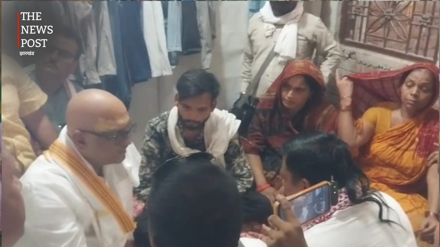 भरत भूषण तिवारी एनकाउंटर मामला : परिजनों से मिले कांग्रेस नेता अजय राय, दोषियों पर जल्द कार्रवाई नहीं हुई तो होगा आंदोलन