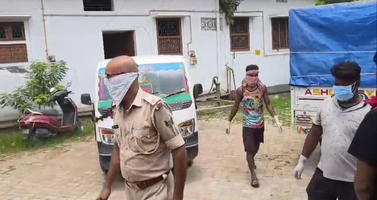 एक महीने से दफ्तर नहीं आ रहे थे केनरा बैंक के सहायक मैनेजर, फिर अचानक कमरे से मिली सड़ी-गली लाश