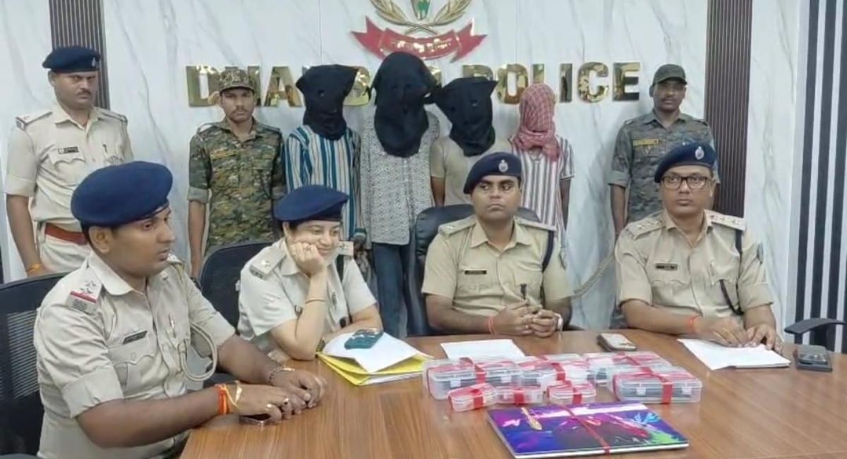 धनबाद में चोरी-छिनतई गैंग का भंडाफोड़: पुलिस ने चार बदमाशों को दबोचा, मोबाइल-गहने समेत कई सामान बरामद