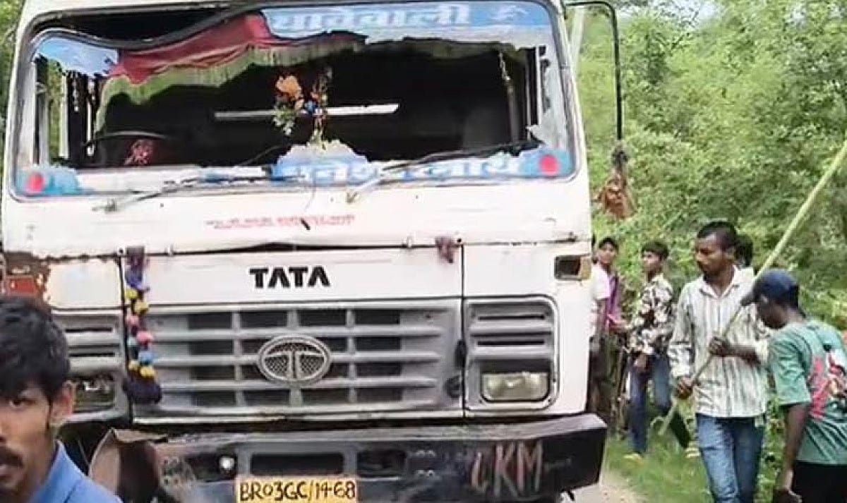 भोजपुर में रफ्तार का कहर! ट्रेलर की चपेट में आने से दो युवकों की मौके पार मौत